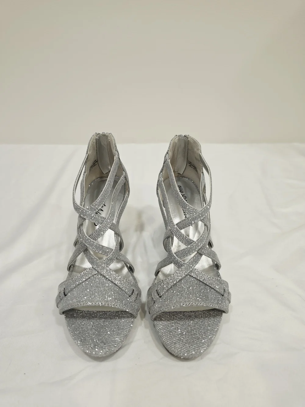 easy street Silver Glitter Bee Size 7.5 WW Strappy Heeled Sandals
